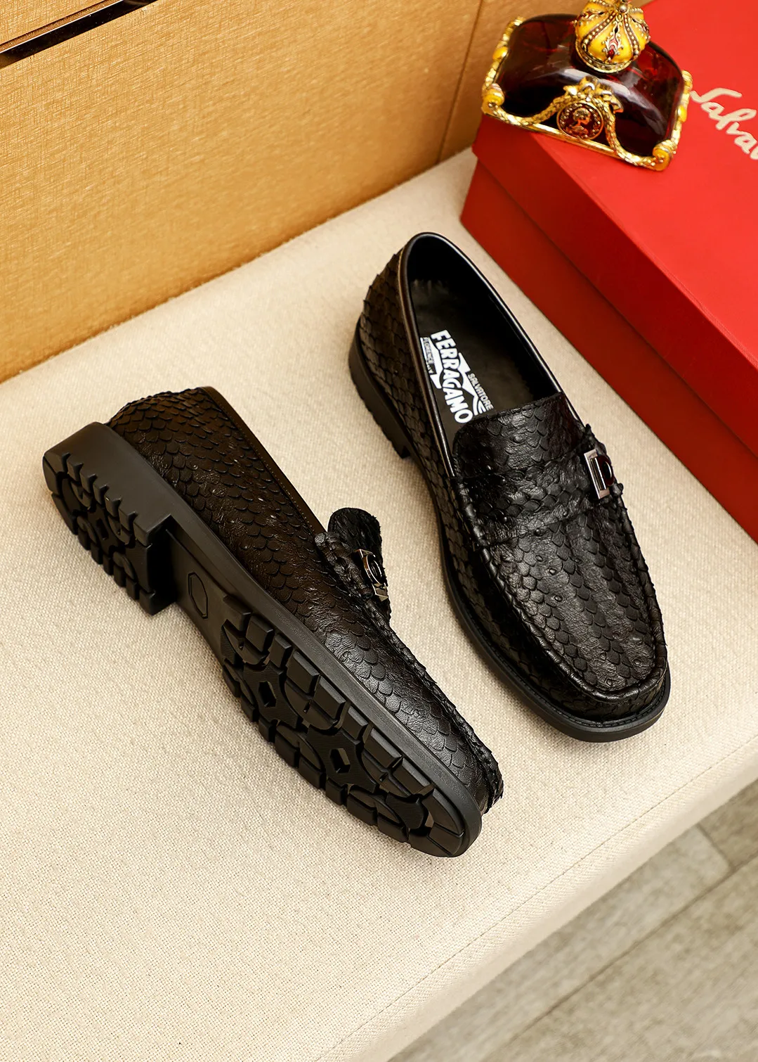 Men's shoes 💰520 💐 Product trademark: Ferragamo "Ferragamo" casual leather shoes Regular size: 38-44 (45.46🉑️customized) Product materials: Selected imported first-layer calfskin embossed upper + original hardware buckle, imported water-dyed cow leather lining. Strong three-dimensional visual effect, original outsole color: 1⃣️color optional